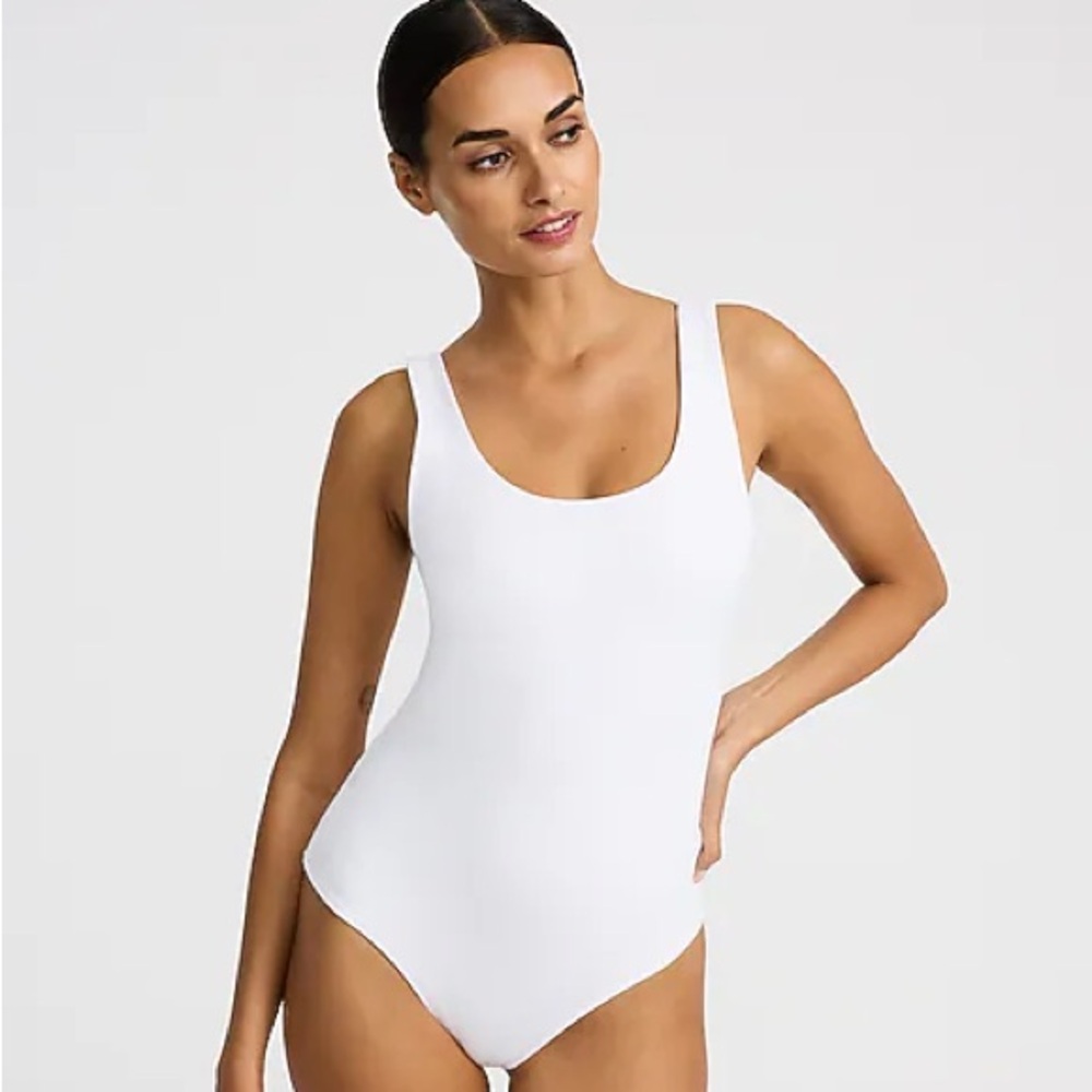 Body contour high compression scoop neck bodysuit